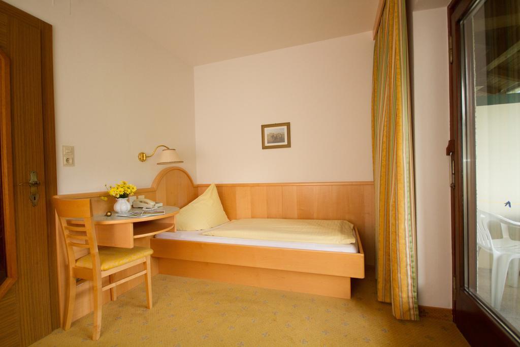 Hotel Garni Sonnblick Бад Клайнкирххайм Стая снимка